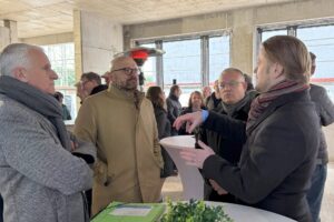 Die Besucher nutzen die Gelegenheit zum Austausch.