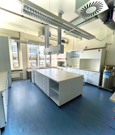 Moderne Labor- und Büroflächen zur Vermietung – voll ausgestattet, mit Aufenthaltsraum und Küche