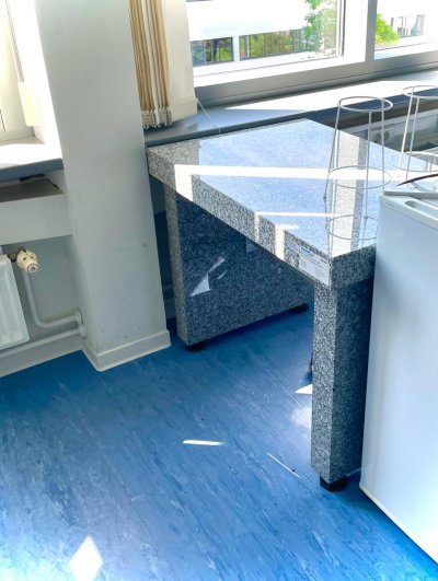 Moderne Labor- und Büroflächen zur Vermietung – voll ausgestattet, mit Aufenthaltsraum und Küche