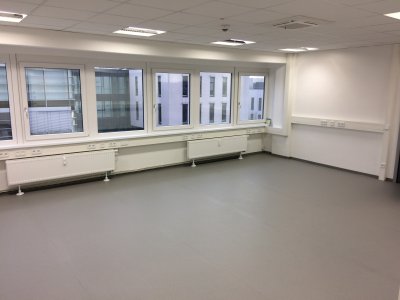 großzügiger Fertigungsbereich und Büro