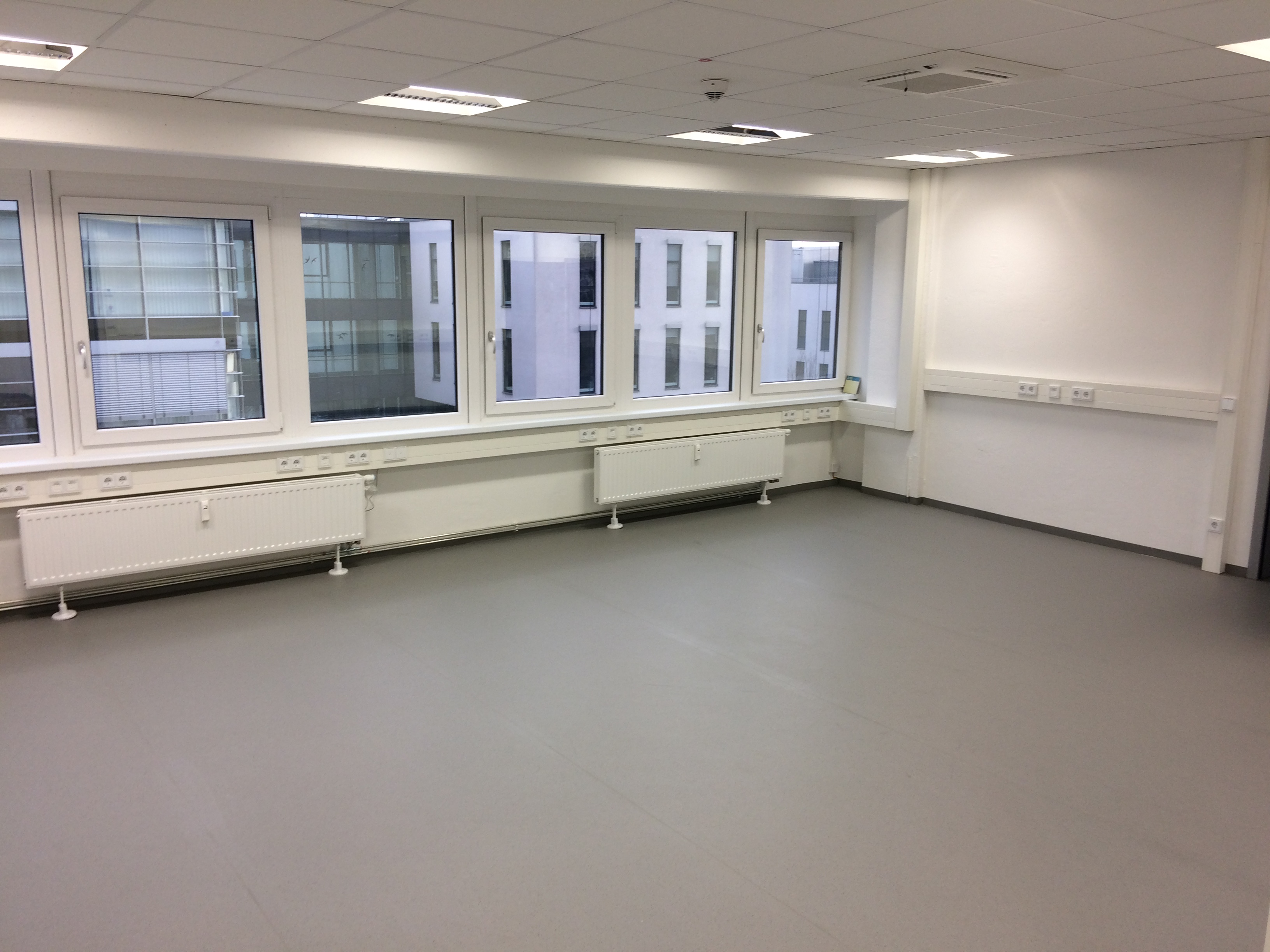 großzügiger Fertigungsbereich und Büro